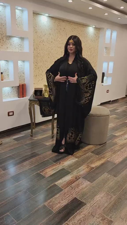 عباية خليجية... أناقة تتكلم بالذهب